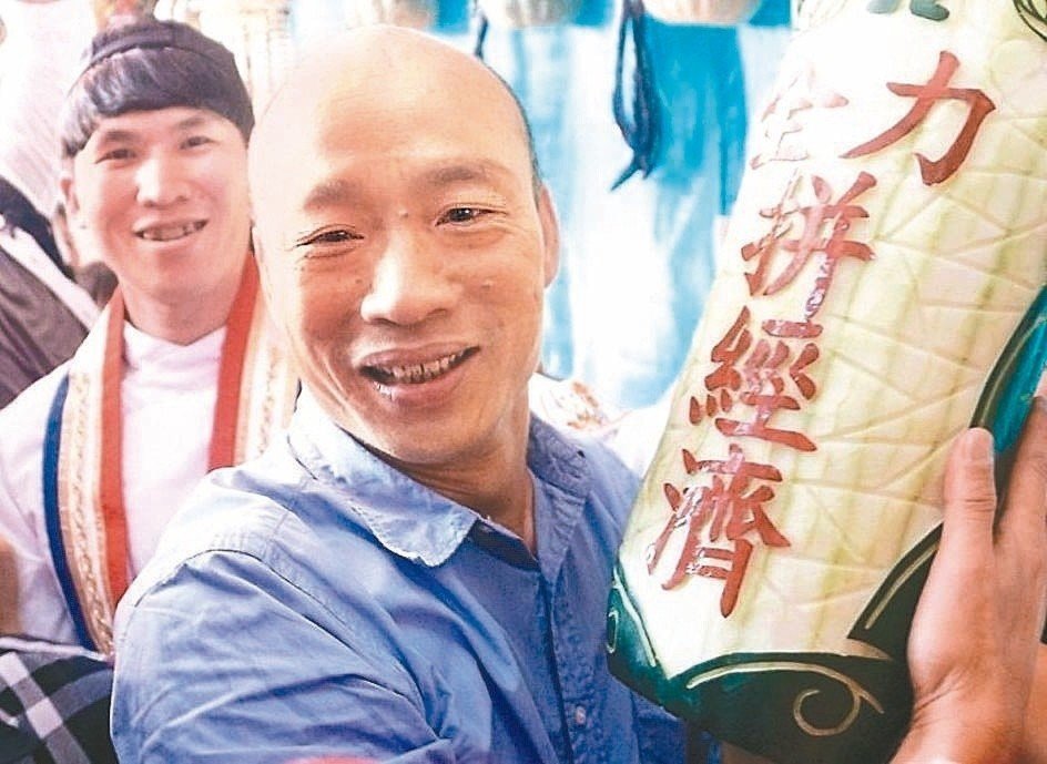 吳寶春高喊「我是中國人很驕傲」兩邊網友全抵制　韓國瑜「陪開記者會救援」原因曝光　