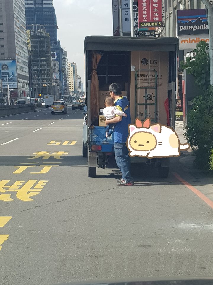 為了養活全家！他在豔陽下「單手抱孩子邊送貨」　偉大父愛惹哭網友：艱苦人的心酸誰懂