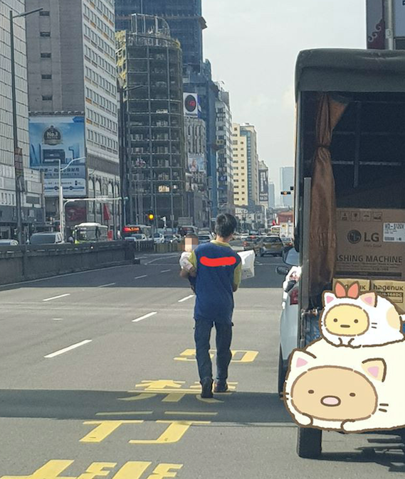 為了養活全家！他在豔陽下「單手抱孩子邊送貨」　偉大父愛惹哭網友：艱苦人的心酸誰懂