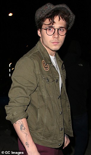 帥不贏老爸！貝克漢大兒子陪爸媽出席典禮　黑色西裝亮相「往上一看大崩壞」被酸爆：哪來的大叔？