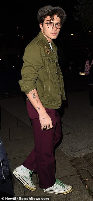 帥不贏老爸！貝克漢大兒子陪爸媽出席典禮　黑色西裝亮相「往上一看大崩壞」被酸爆：哪來的大叔？