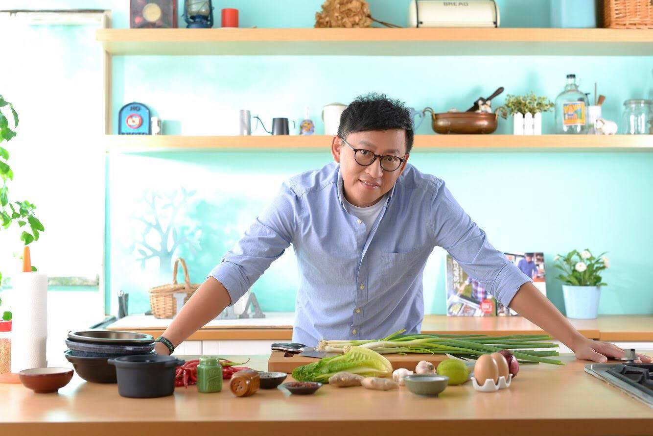 團圓夜失去母親！詹姆士錄新節目「瀕臨崩潰」  他擲聖筊「請媽媽進棚錄影」：妳看見了嗎