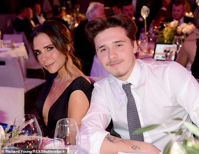 帥不贏老爸！貝克漢大兒子陪爸媽出席典禮　黑色西裝亮相「往上一看大崩壞」被酸爆：哪來的大叔？