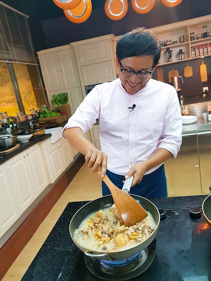 團圓夜失去母親！詹姆士錄新節目「瀕臨崩潰」  他擲聖筊「請媽媽進棚錄影」：妳看見了嗎