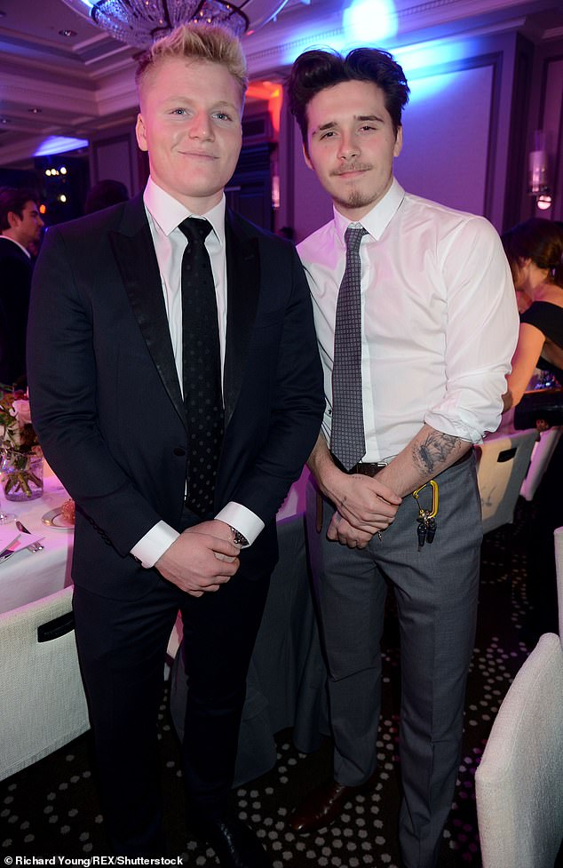 帥不贏老爸！貝克漢大兒子陪爸媽出席典禮　黑色西裝亮相「往上一看大崩壞」被酸爆：哪來的大叔？