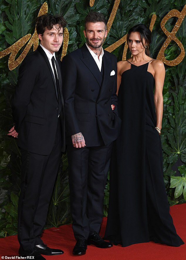 帥不贏老爸！貝克漢大兒子陪爸媽出席典禮　黑色西裝亮相「往上一看大崩壞」被酸爆：哪來的大叔？