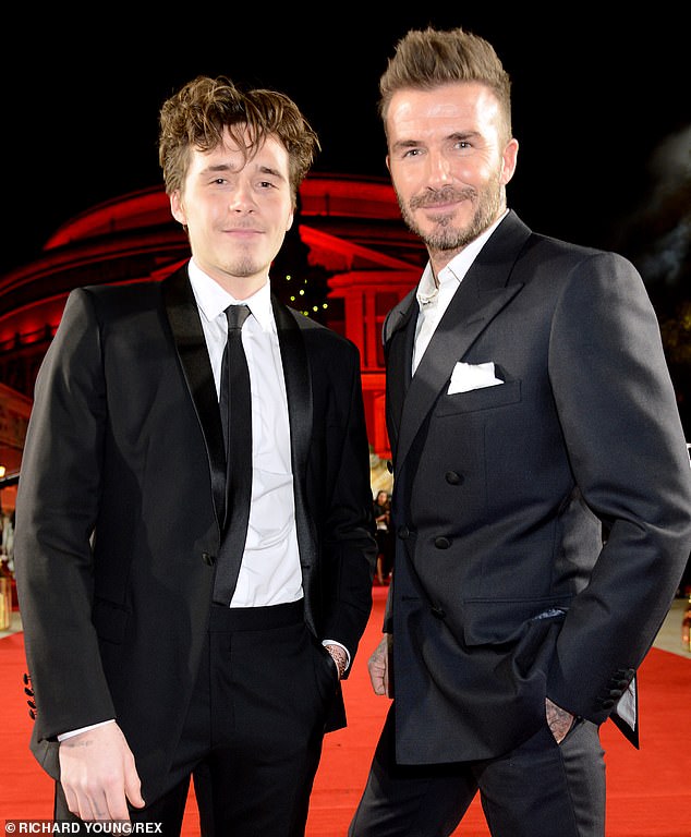 帥不贏老爸！貝克漢大兒子陪爸媽出席典禮　黑色西裝亮相「往上一看大崩壞」被酸爆：哪來的大叔？