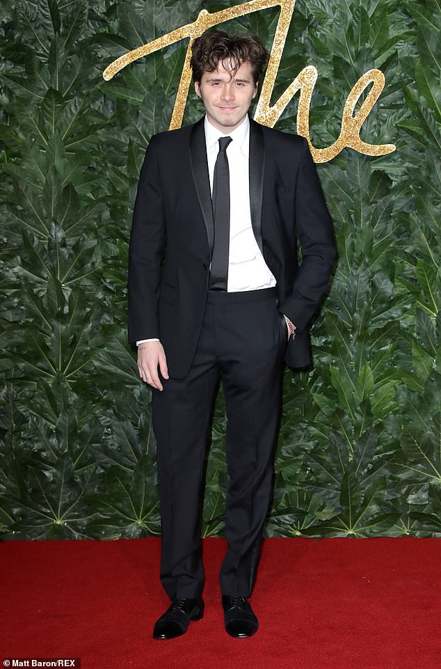 帥不贏老爸！貝克漢大兒子陪爸媽出席典禮　黑色西裝亮相「往上一看大崩壞」被酸爆：哪來的大叔？