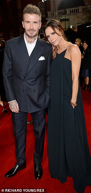 帥不贏老爸！貝克漢大兒子陪爸媽出席典禮　黑色西裝亮相「往上一看大崩壞」被酸爆：哪來的大叔？