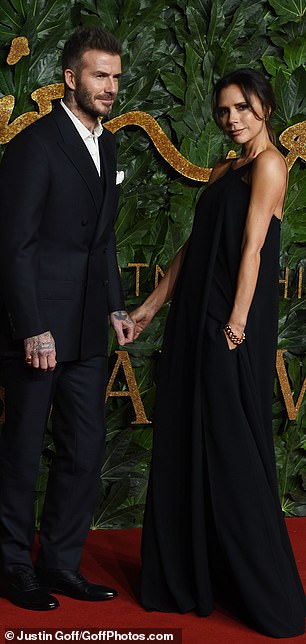 帥不贏老爸！貝克漢大兒子陪爸媽出席典禮　黑色西裝亮相「往上一看大崩壞」被酸爆：哪來的大叔？