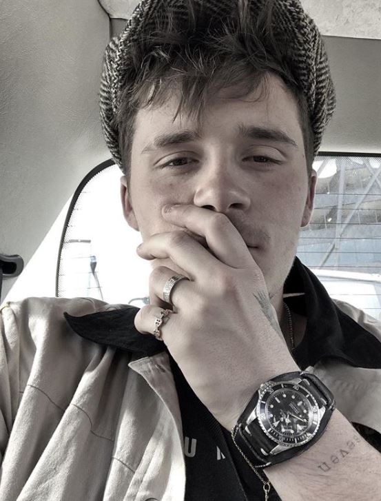 帥不贏老爸！貝克漢大兒子陪爸媽出席典禮　黑色西裝亮相「往上一看大崩壞」被酸爆：哪來的大叔？