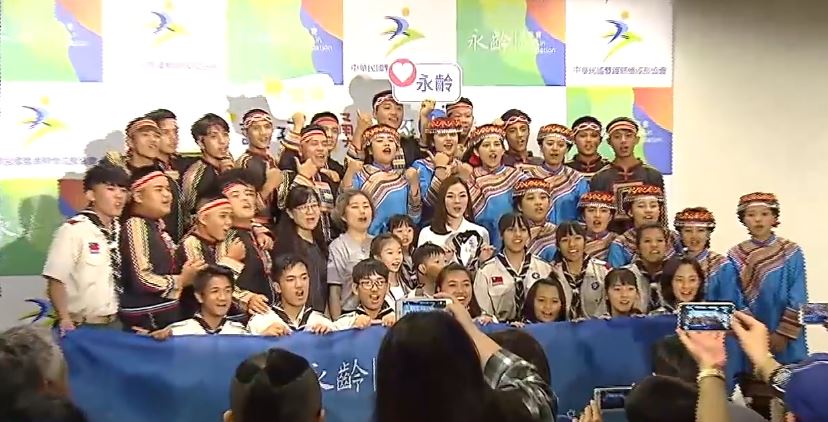 為公益捐500萬！郭台銘老婆拍照「一家3子女萌樣曝光」　網驚喊「小女兒長這麼大了」是個小美人