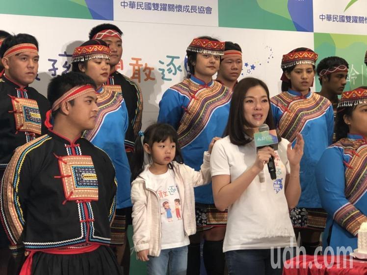 為公益捐500萬！郭台銘老婆拍照「一家3子女萌樣曝光」　網驚喊「小女兒長這麼大了」是個小美人