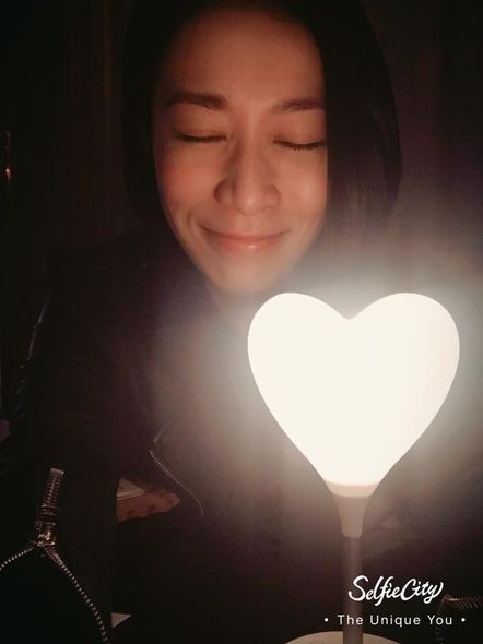 佘詩曼羞曝「兒時走光照」網友全被萌翻！五歲時父親離開…她成「爸爸」角色：我學不會脆弱