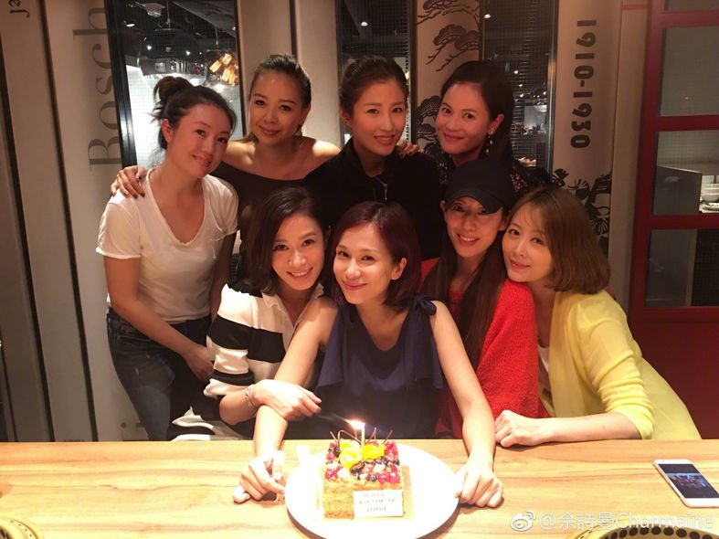 佘詩曼羞曝「兒時走光照」網友全被萌翻！五歲時父親離開…她成「爸爸」角色：我學不會脆弱