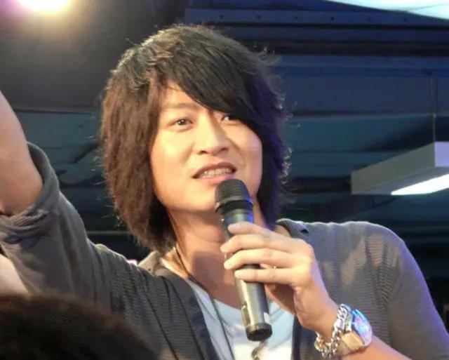 游鴻明因女兒再爆紅！ 19歲愛女「逆天顏值」美到驚艷網友　他從情歌王子變「國民岳父」