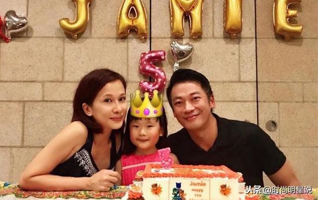 天生娃娃臉，嫁入豪門卻要靠佘詩曼救濟，42歲被老公寵成公主