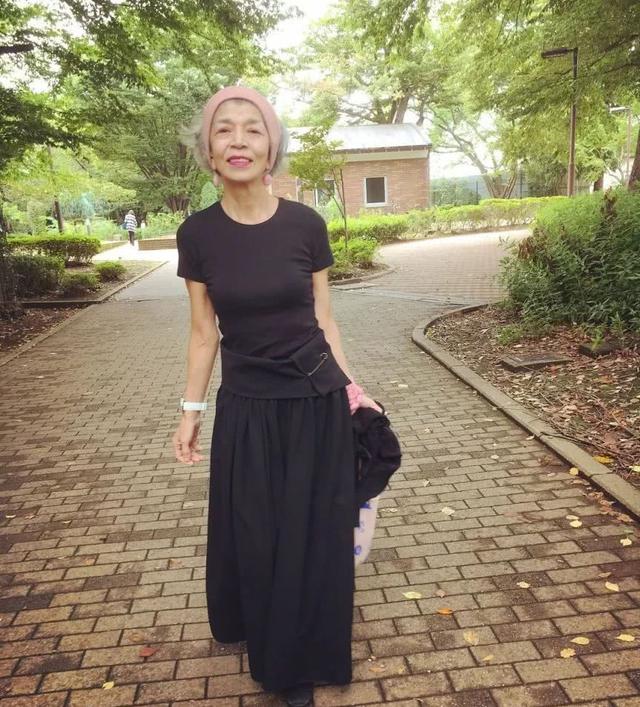 日本60歲老太太靠「日常穿搭」爆紅ins，一張照片獲8000萬點讚！