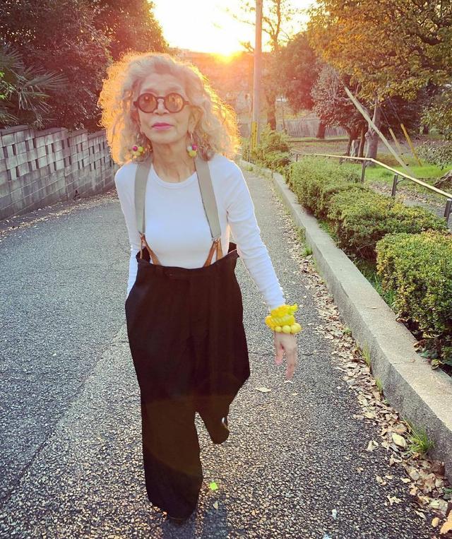 日本60歲老太太靠「日常穿搭」爆紅ins，一張照片獲8000萬點讚！