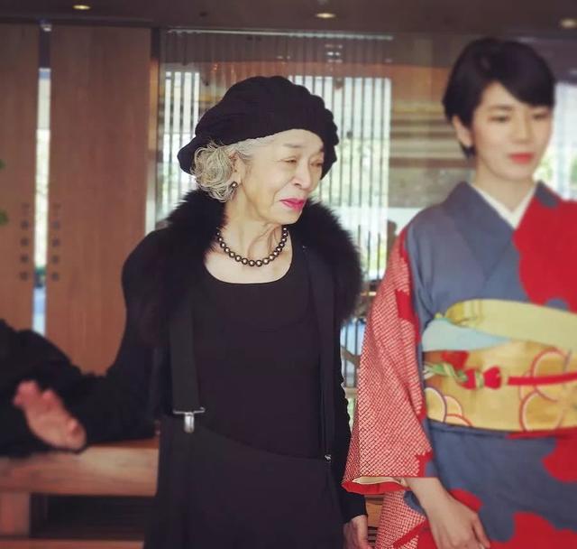 日本60歲老太太靠「日常穿搭」爆紅ins，一張照片獲8000萬點讚！