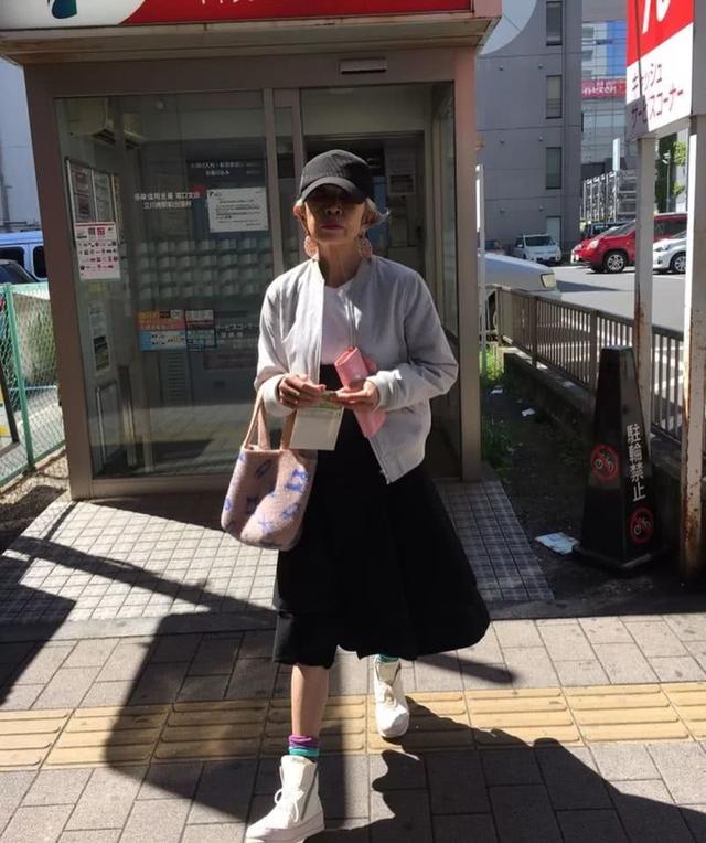 日本60歲老太太靠「日常穿搭」爆紅ins，一張照片獲8000萬點讚！