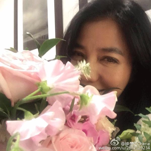 58歲鍾楚紅素顏照曝光,滿臉皺紋毫不在意,堅持不整容、不修圖:最美的女人,就是呈現最真實自己