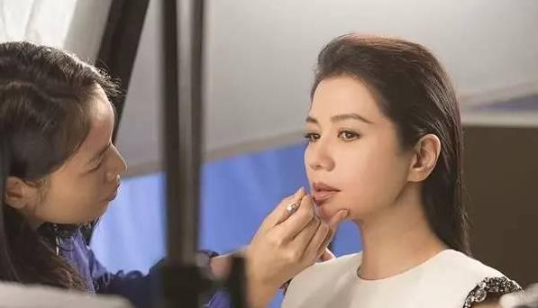 58歲鍾楚紅素顏照曝光,滿臉皺紋毫不在意,堅持不整容、不修圖:最美的女人,就是呈現最真實自己