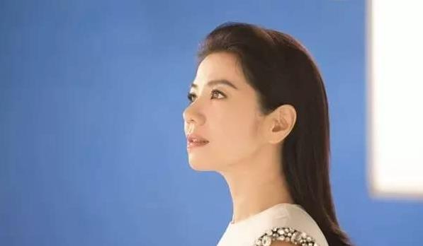 58歲鍾楚紅素顏照曝光,滿臉皺紋毫不在意,堅持不整容、不修圖:最美的女人,就是呈現最真實自己