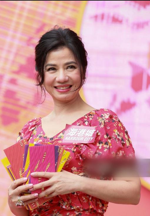 58歲鍾楚紅素顏照曝光,滿臉皺紋毫不在意,堅持不整容、不修圖:最美的女人,就是呈現最真實自己