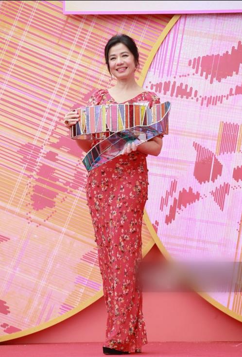 58歲鍾楚紅素顏照曝光,滿臉皺紋毫不在意,堅持不整容、不修圖:最美的女人,就是呈現最真實自己