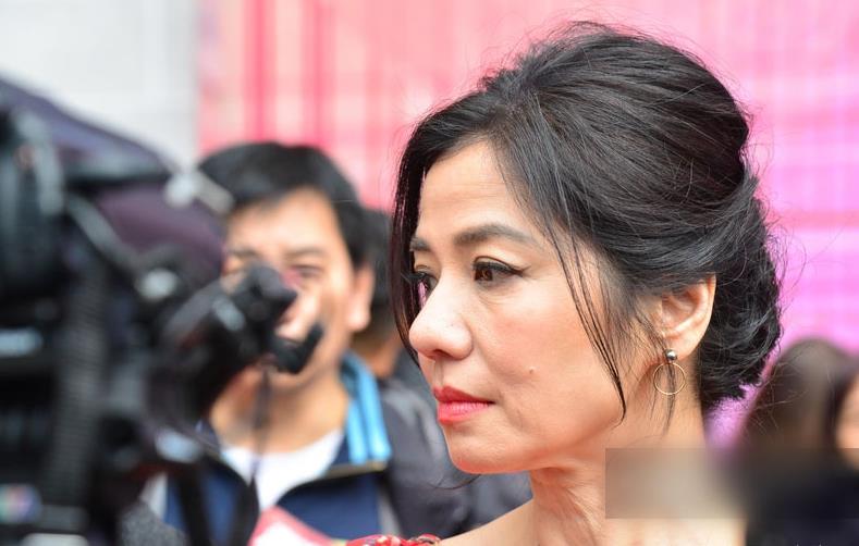 58歲鍾楚紅素顏照曝光,滿臉皺紋毫不在意,堅持不整容、不修圖:最美的女人,就是呈現最真實自己