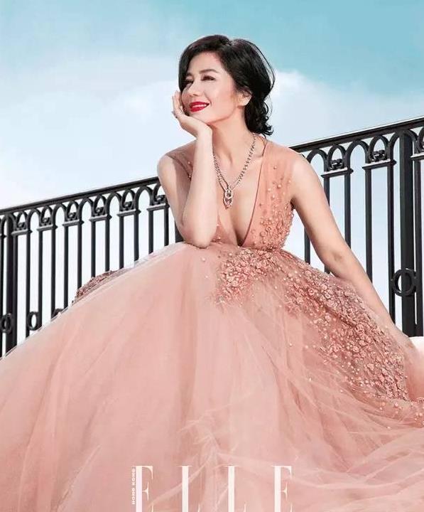 58歲鍾楚紅素顏照曝光,滿臉皺紋毫不在意,堅持不整容、不修圖:最美的女人,就是呈現最真實自己