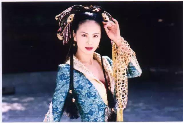 田麗：不能給我愛情「還來分我麵包」勇敢離婚2次的她「53歲依然美麗從容」享受單身生活