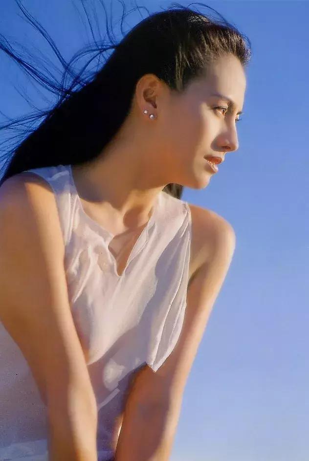 田麗：不能給我愛情「還來分我麵包」勇敢離婚2次的她「53歲依然美麗從容」享受單身生活