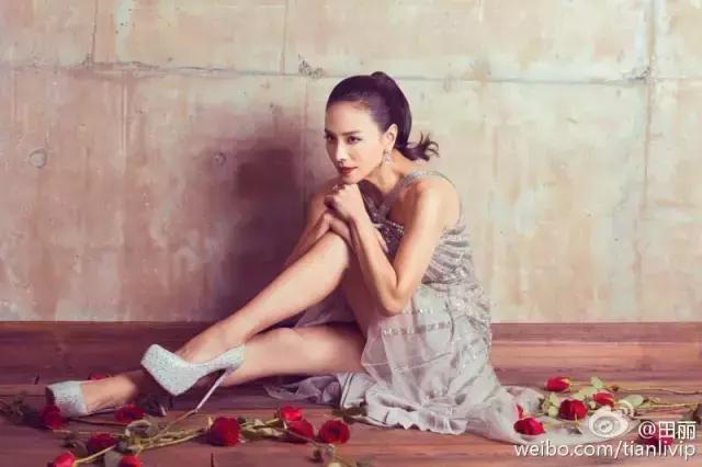 田麗：不能給我愛情「還來分我麵包」勇敢離婚2次的她「53歲依然美麗從容」享受單身生活