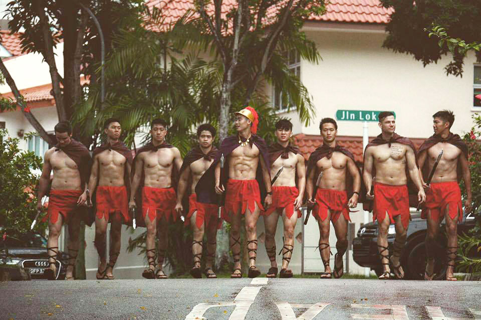 連伴娘都淪陷！新郎率領「300壯士伴郎團」迎娶新娘　養眼伴郎群「正面近照曝光」爆紅：每個都極品