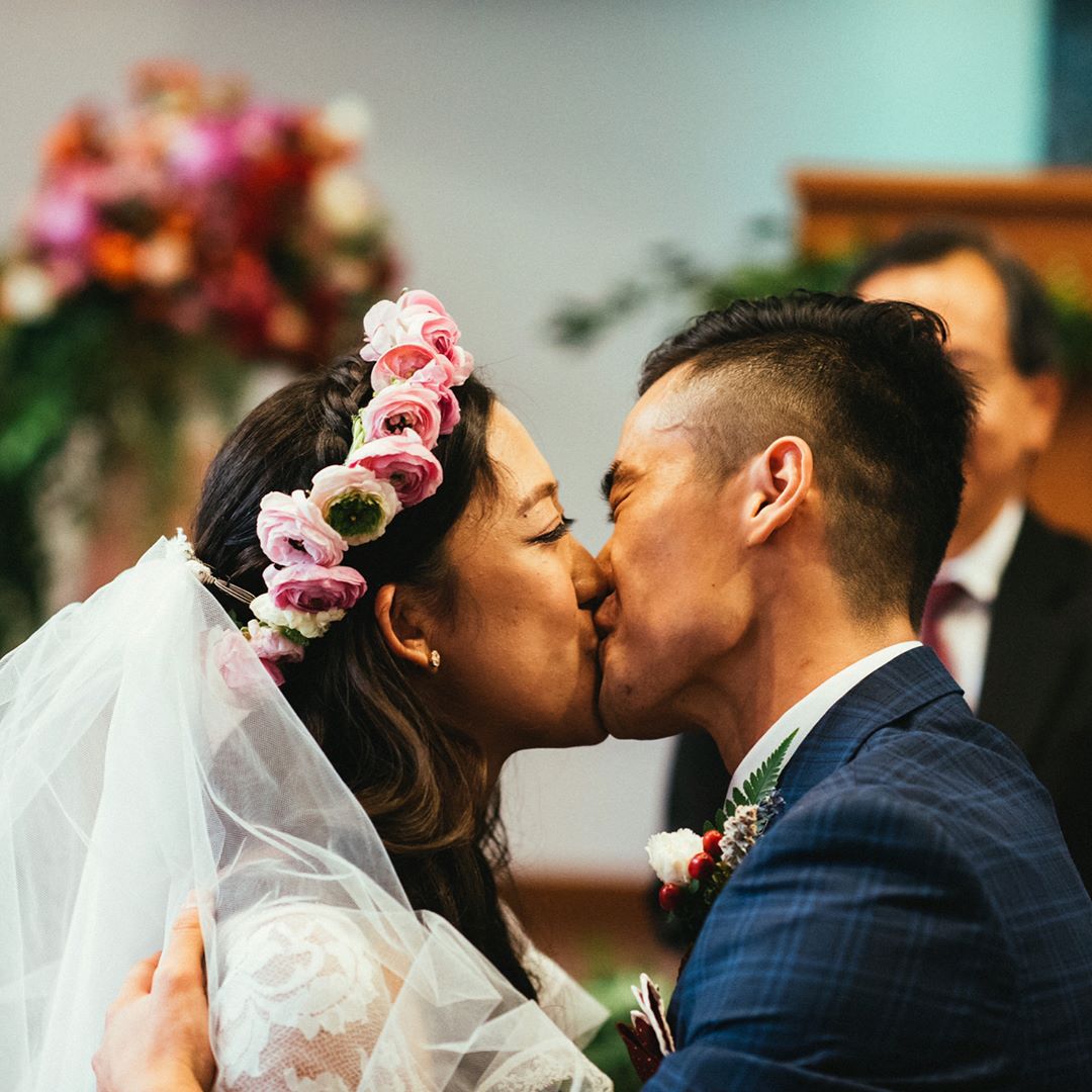 連伴娘都淪陷！新郎率領「300壯士伴郎團」迎娶新娘　養眼伴郎群「正面近照曝光」爆紅：每個都極品