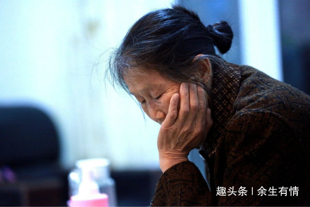 同一天生產！母親高興主動「陪產妻子和弟媳」     倆孩子出生後「母親扭身就走」網全看歪