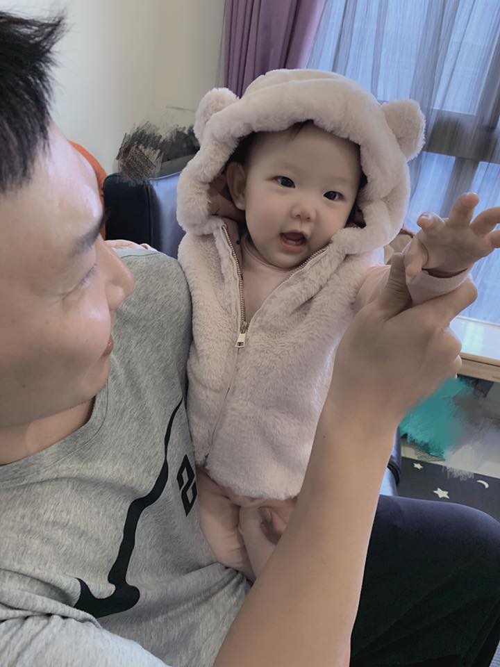 嚴立婷大曬女兒「八字眉委屈照」笑虧：當演員算了　癟嘴一哭「老公立刻衝上前」讓她冷眼看戲