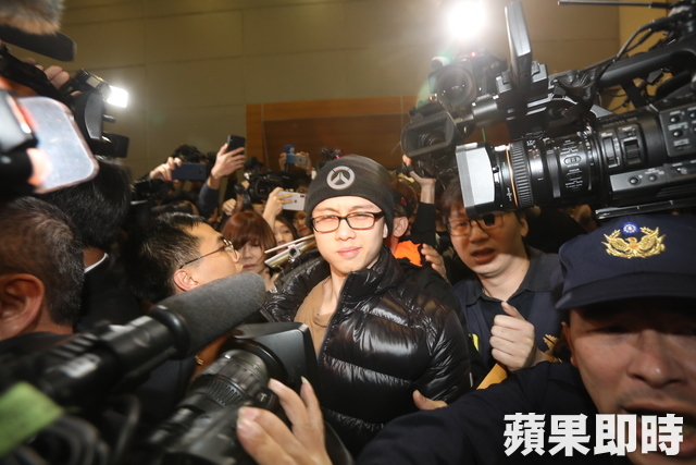 硬起來護妻兒！孫鵬心疼妻被K「一把摟懷裡送上車」　他站出來「親吐20字」霸氣捍衛家庭