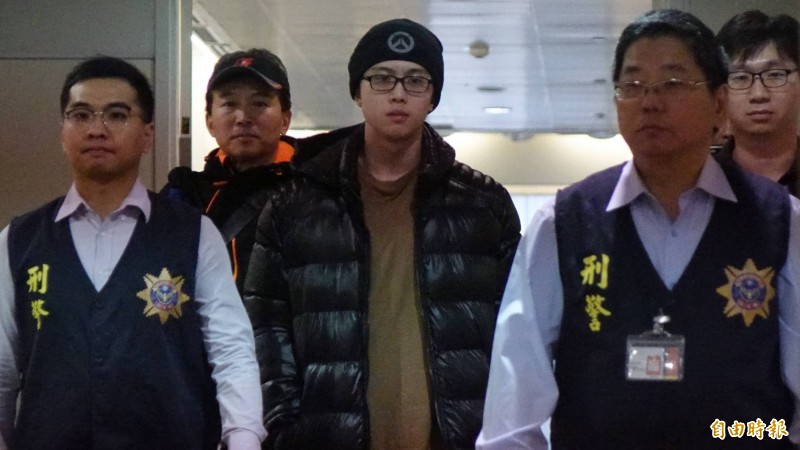 硬起來護妻兒！孫鵬心疼妻被K「一把摟懷裡送上車」　他站出來「親吐20字」霸氣捍衛家庭