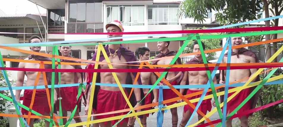 連伴娘都淪陷！新郎率領「300壯士伴郎團」迎娶新娘　養眼伴郎群「正面近照曝光」爆紅：每個都極品