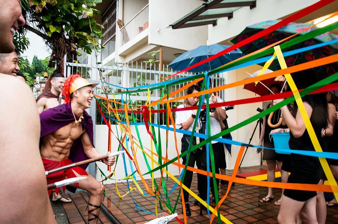 連伴娘都淪陷！新郎率領「300壯士伴郎團」迎娶新娘　養眼伴郎群「正面近照曝光」爆紅：每個都極品