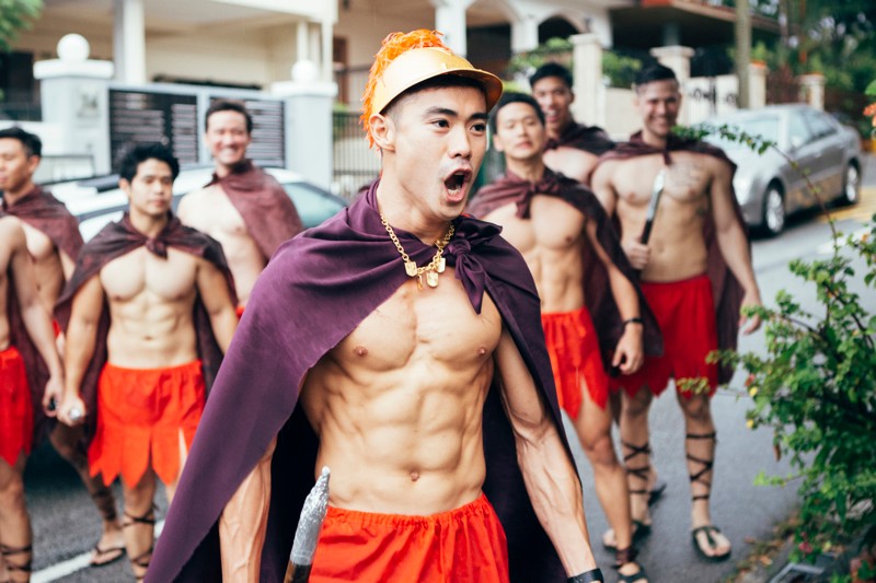 連伴娘都淪陷！新郎率領「300壯士伴郎團」迎娶新娘　養眼伴郎群「正面近照曝光」爆紅：每個都極品