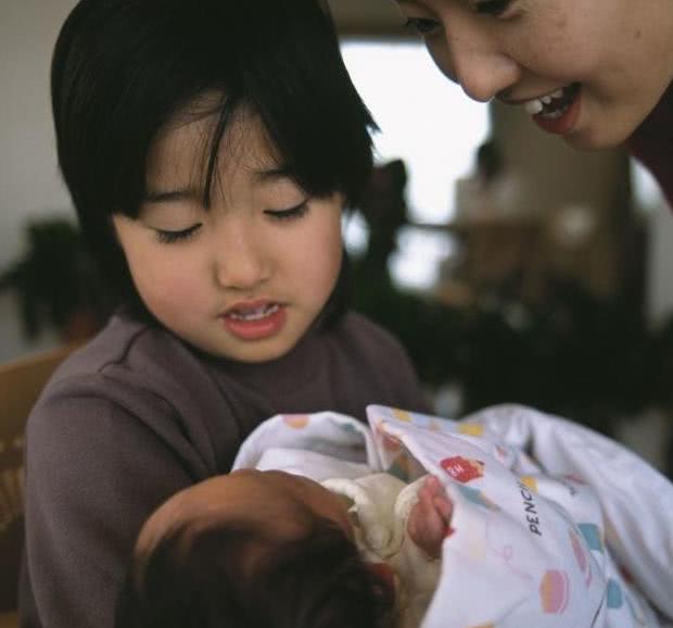 熱情老婆婆在火車上打聽女兒名字，我說了假名，不料竟「發生這種事」！