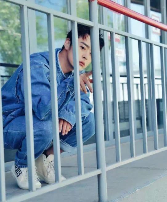 他拍戲差點失明！患憂鬱症「想從8樓跳下」 靠妻陪伴走出陰霾 今成「最年輕影帝」