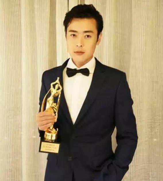 他拍戲差點失明！患憂鬱症「想從8樓跳下」 靠妻陪伴走出陰霾 今成「最年輕影帝」