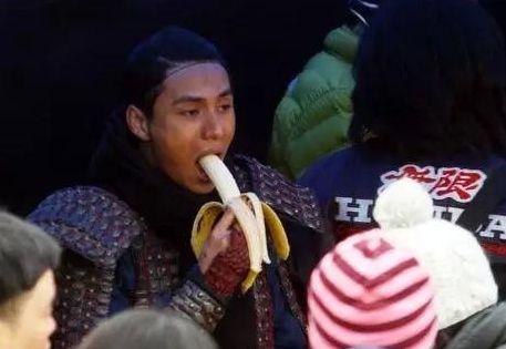 明星罕見片場搞怪照！胡歌老不正經，看完知道爲什麽吳奇隆會娶劉詩詩了！