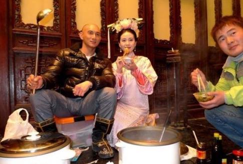 明星罕見片場搞怪照！胡歌老不正經，看完知道爲什麽吳奇隆會娶劉詩詩了！