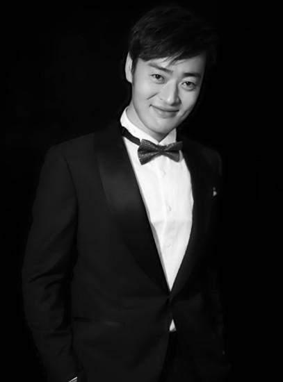 他拍戲差點失明！患憂鬱症「想從8樓跳下」 靠妻陪伴走出陰霾 今成「最年輕影帝」